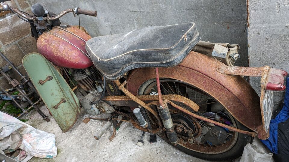 BarnFindsUK's tweet photo. Ad:  1960 BSA Bantam D1 125cc garage find
On eBay here -->> https://t.co/MDmh1VXb31

 #ClassicMotorcycles #MotorcycleRestoration #BSABantam #MotorcycleCollectors #GarageFind #MotorcycleEnthusiast #VintageMotorcycles https://t.co/jZkePxIl4O