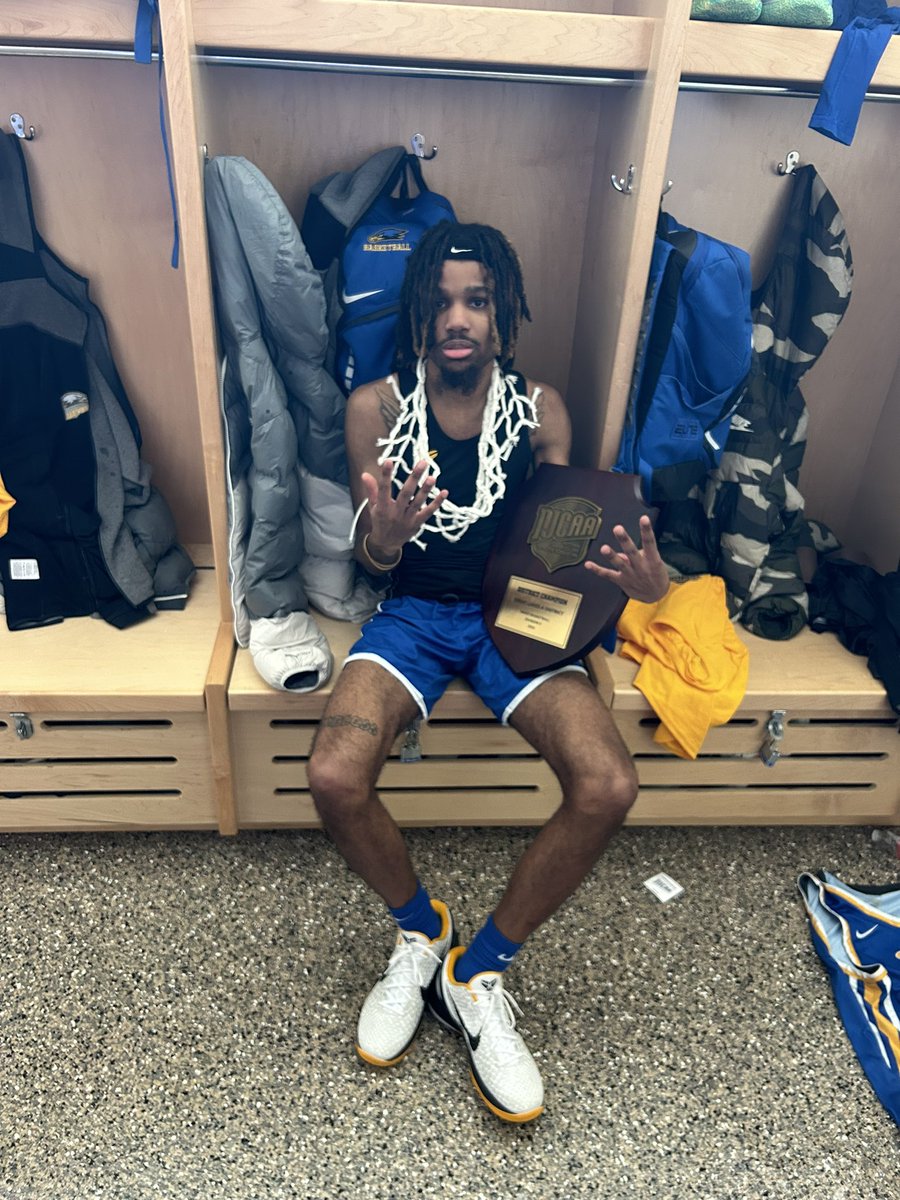 greatlikejr5's tweet photo. Blessed to be a district champ and a part of history here at hocking 🤞🏾 https://t.co/2f9qKzNjuh