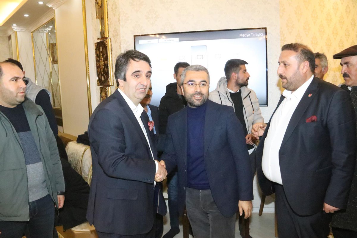 AkEdremit65's tweet photo. İlçe Başkanımız Sn. @OndilKenan ile Belediye Başkanımız Sn. @ismailsay_ beraberlerinde bulunan heyetimiz ile birlikte bu akşam İlçemizin kıymetli Kanaat Önderlerinden olan Sn. Çetin Can Beyefendiyi ve aile bireylerini evlerinde ziyaret ettiler. Birlik beraberlik içinde yola devam https://t.co/WLYHRGkbpY