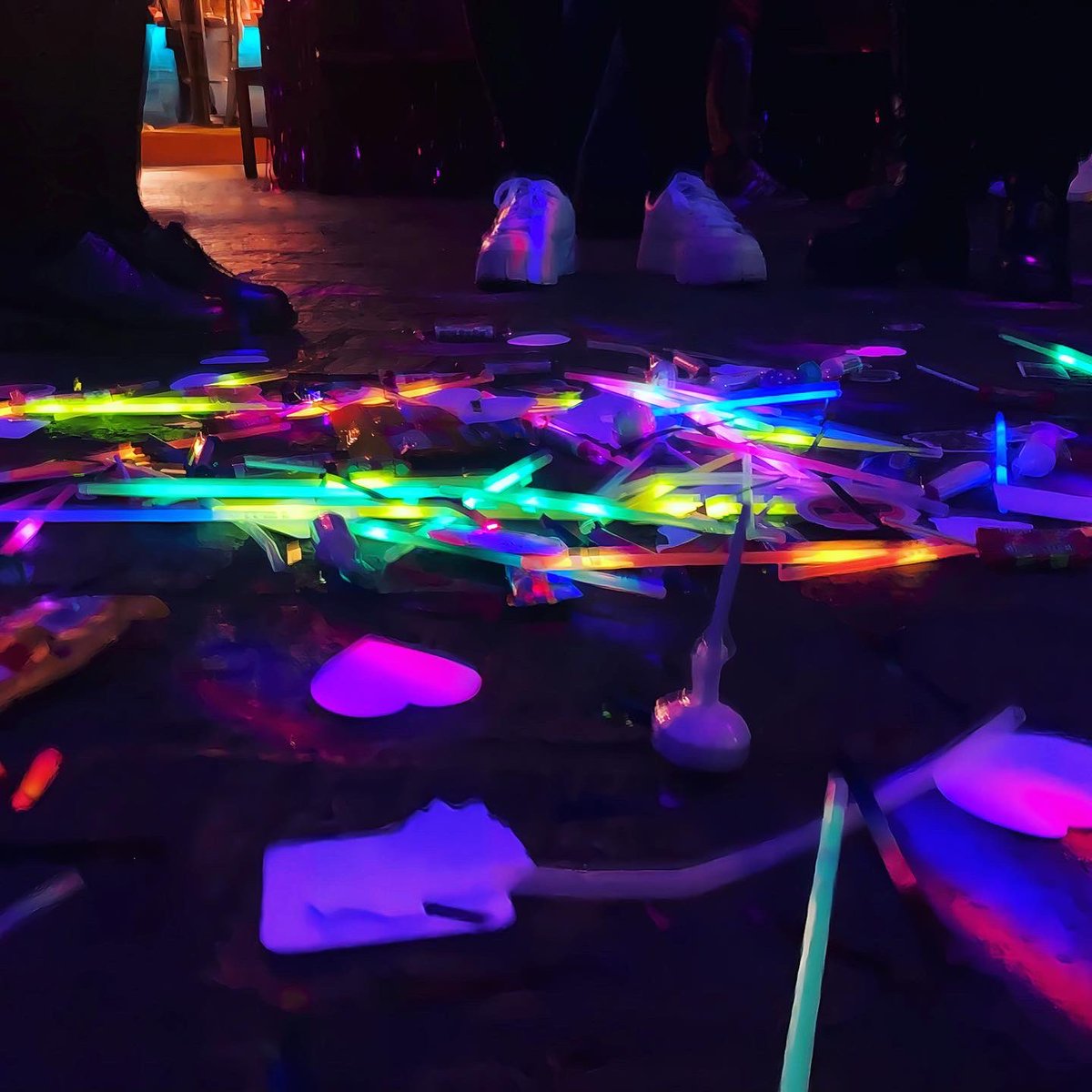 barpandoramusic's tweet photo. Boudica roared for #InternationalWomensDay ❤️‍🔥 We smashed the patriarchy with a baseball bat. It was full of sweets and glow sticks. Who knew? 🌈 @BoudicaFestival https://t.co/ybHX3foAu6