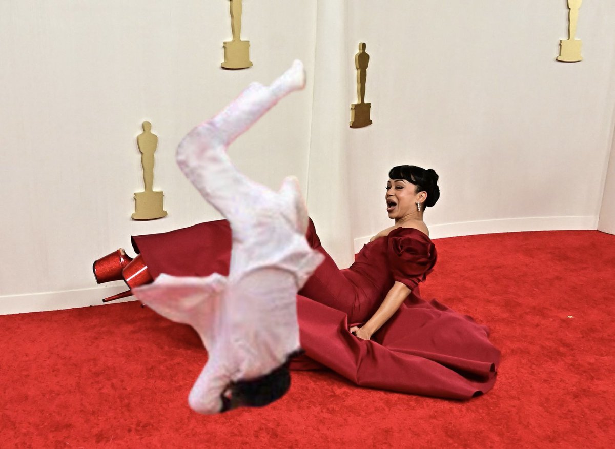 aylasydney's tweet image. BREAKING: Jason Derulo has fallen down on Liza Koshy who has fallen down on the Oscar's red carpet