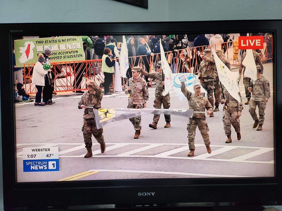 WorcDSA's tweet photo. Thanks to everyone at and in the St. Patrick's Day Parade who shared support!

The Parade Committee doesn't allow socialists, but we still showed up for the cause of Ireland and Palestine — united and free from occupation and imposed starvation 🇮🇪🌹🇵🇸

Missed it? Watch Spectrum! https://t.co/nCNayqJheg