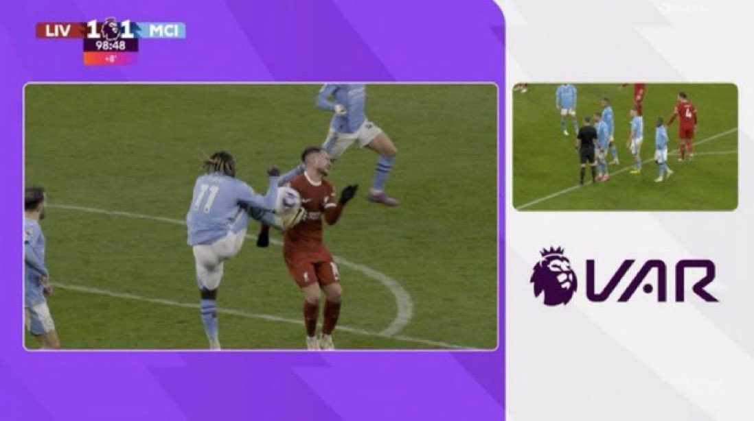 seunbayo89's tweet photo. @footballontnt It's a RED CARD OFFENCE...📌 https://t.co/pbHH5cxiFY