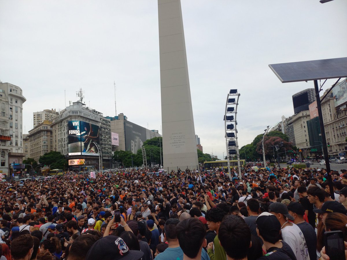 DB_Simplemente's tweet photo. Simplemente impresionante, se reportan qué alrededor de 30.000 fans de Dragon Ball se reunieron en el Obelisco de Buenos Aires para hacer una genkidama en honor al Maestro Akira Toriyama. https://t.co/innzQwrTAw