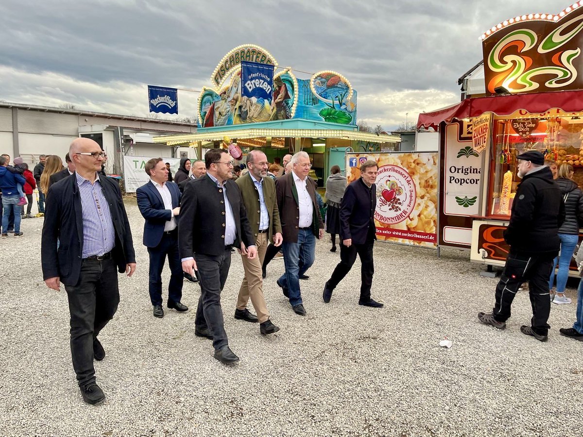 Auftakt zur Saison der wunderbaren bayerischen Tradition der Bierzelt-Kundgebungen - heute beim Gögginger #Frühlingsfest. Es ist eine gute Gelegenheit, um mit den Menschen in Dialog zu kommen und unsere Politik darzustellen. Mit @VolkerUllrich @MarkusFerber #WebervorOrt