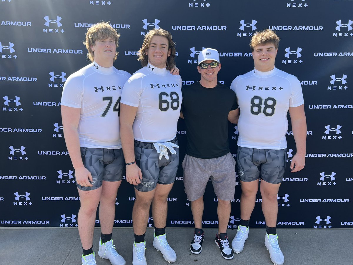 Thanks @Clintanderson_ for coming to @UANextFootball camp to support us today! @FiveStrongOLine @ConnorCarty_ @zadenkrempin @CoachSteamroll @ProsperEaglesFB