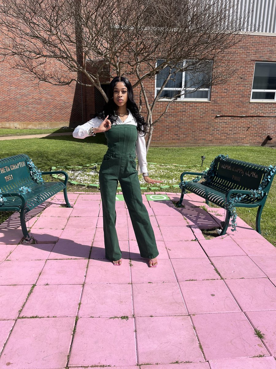 ariiannaa_x's tweet photo. A PHIRST class woman, I’m in the Ivy League🪞
#phirstdayout https://t.co/H0OjF5TPrR