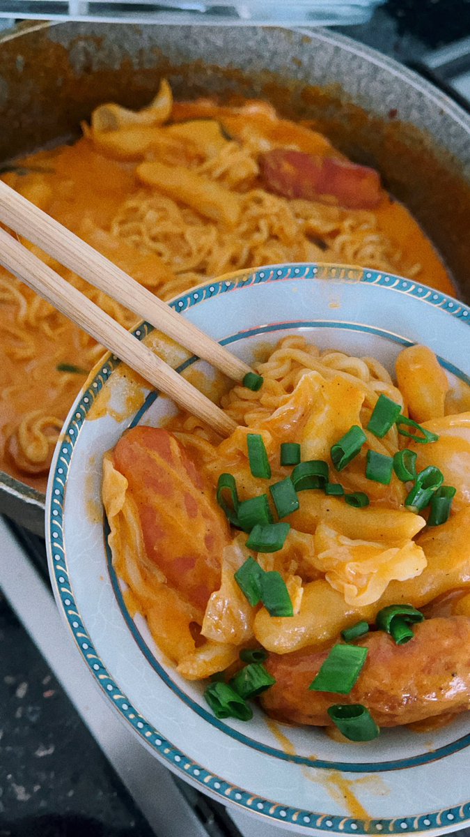 Ayy bugün çok güzel bi rabokki yaptım ve ilk defa yaptım pirinç keki falan da dahil enfes oldu yaa annemle çok seviyoruz bu yemeği sürekli gider yerdik artık gerek kalmadı😄