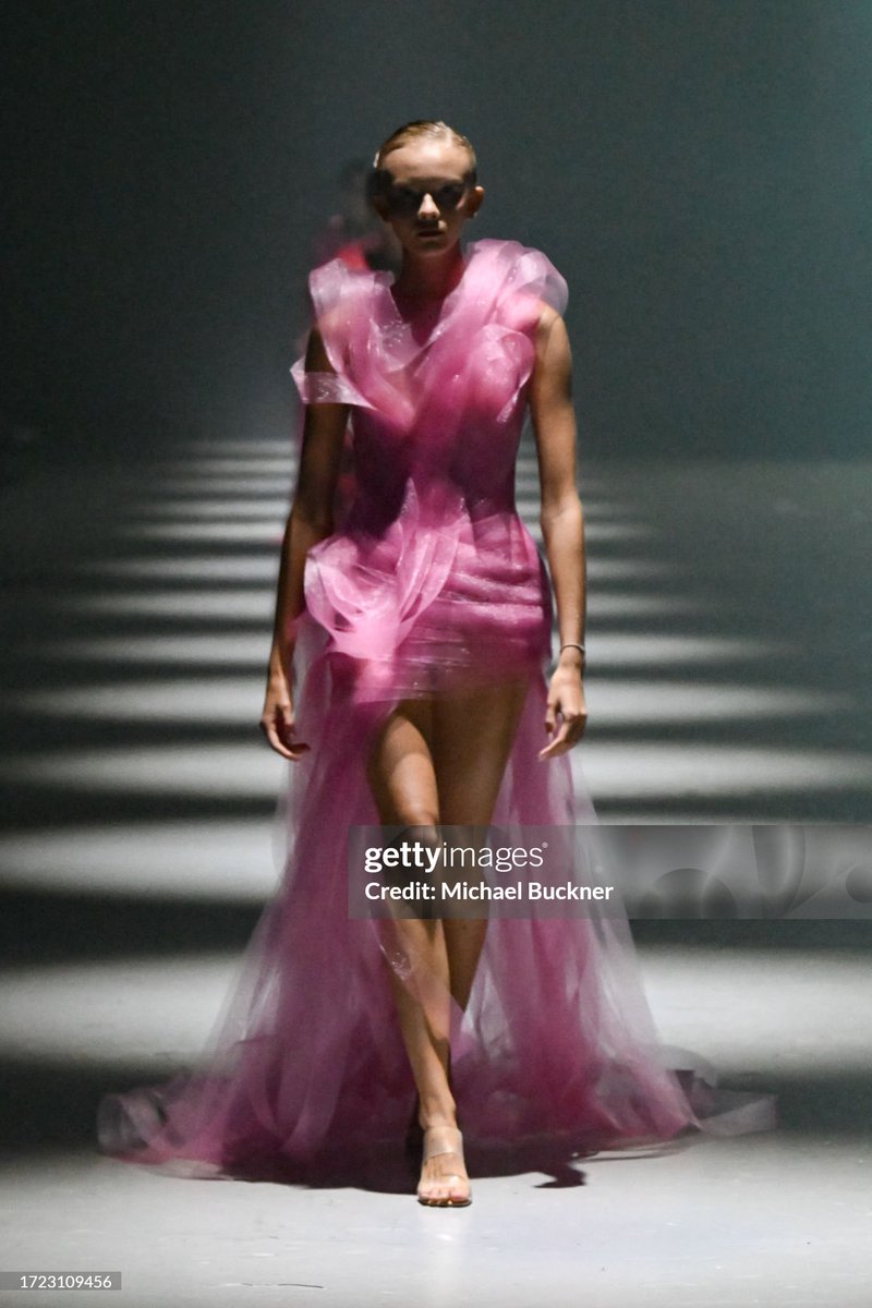 dressingcodebw's tweet photo. Lean Lewis esta usando un Lever Couture, de la colección llamada "Velocity of Emotion" (2023) #Oscars2024 https://t.co/v64IG32zkF