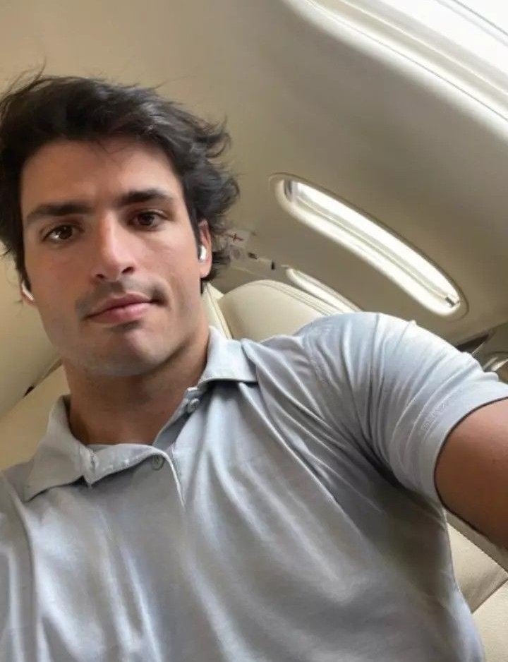 carlos5sainz's tweet photo. Traveling, Golf and Dates with her https://t.co/GRDK2yg9K3