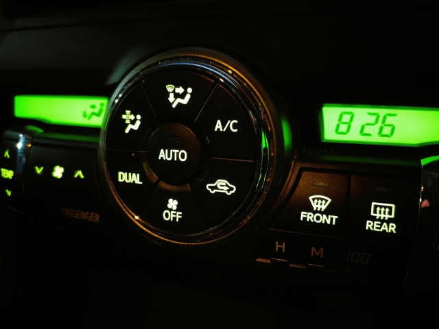 aoi_smile1724's tweet photo. ココだけの話、” 車のエアコン ” について知らない人が多すぎる。花粉がイヤだからって思考停止で ” 内気循環 ” はダメ。逆に車内に花粉がとどまりやすく逆効果。フィルターは花粉やホコリを、ろ過する効果があるから ” 外気導入 ” で換気し花粉を外に出した方がいいです。ただし気をつけたいのは↓ https://t.co/KAbF8ou7DF