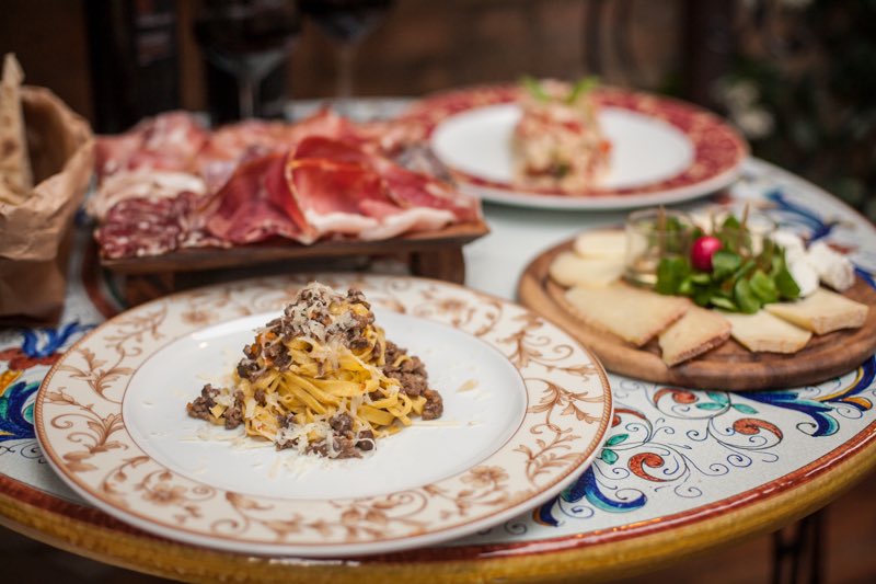 Mangiare è un atto politico. Che può far bene non solo a noi stessi, ma anche al territorio in cui viviamo e a chi ci lavora e produce. Ecco il senso del nostro motto che trovate appeso in Osteria: “Vivi e mangia in maniera consapevole”.
#Tipico #Montone #Umbria #Localfood