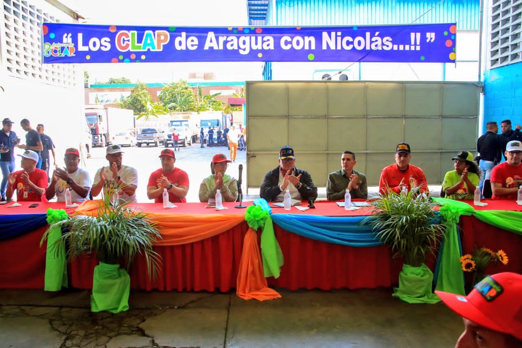 LealTelleria's tweet photo. Junto a la querida gobernadora del estado Aragua @Soykarinacarpio, compartimos el impresionante fervor patrio que caracteriza a los CLAP, que hoy ratifican la fortaleza del Sistema Popular Alimentario impulsado por nuestro presidente @NicolasMaduro. #RumboAl8AniversarioClap. https://t.co/jLyuFHT1bk