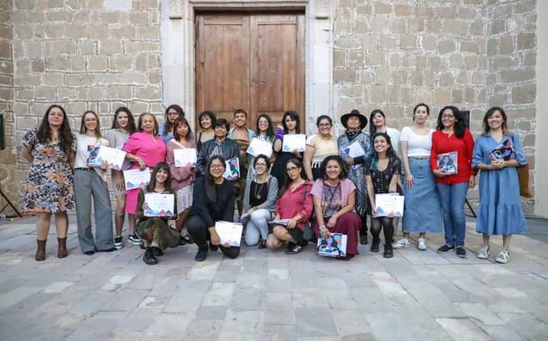 ElSoldelCentro_'s tweet photo. #CULTURA | El Instituto Cultural de Aguascalientes presentó el “Catálogo de #Artistas Visuales Mujeres en #Aguascalientes”
Información en #ElSoldelCentro 👉 https://t.co/IZjHDdQZ0e
📸Cortesía | ICA https://t.co/Y5sjk5Lkjp