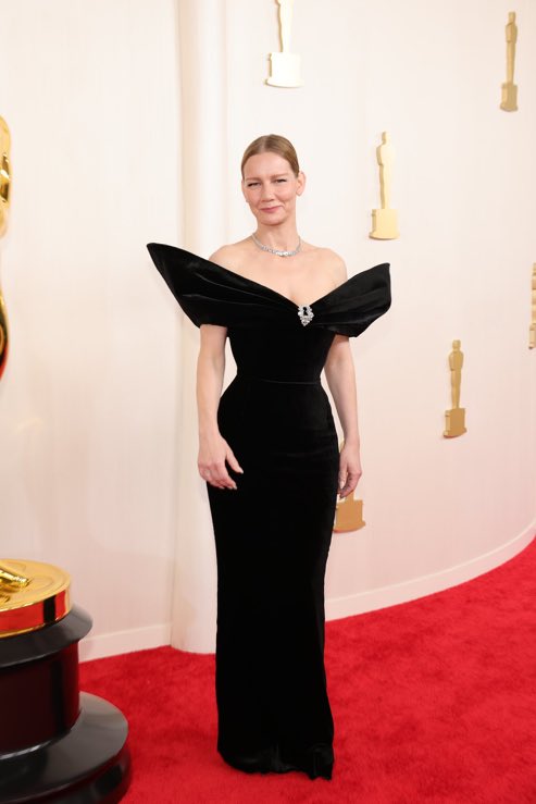 ALERT! Best Actress nominee Sandra Hüller is sublime in black! Which I think is her color, and this is the BEST look I’ve seen her!!! She really saved the best for last!!! #Oscars #SandraHuller #BestActress