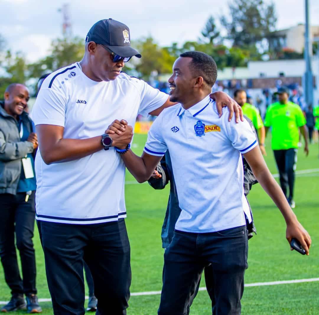 RGisanintwari's tweet image. #Afande : Harya Shia si woe wavuze ngo MWAMBARIYE AMATSINDA  ? 

#Roben : Afande, Twahise twiyambura 🙏😂