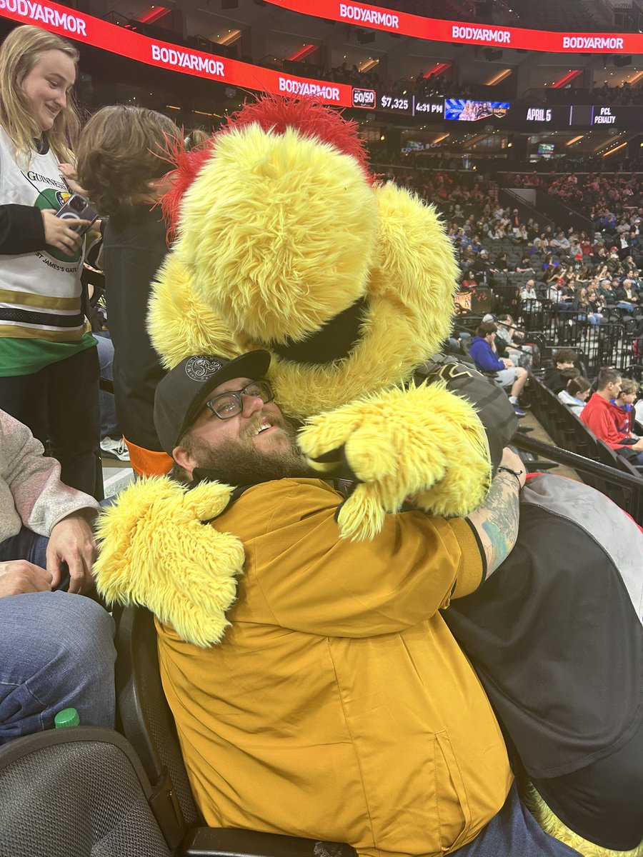 julswritesnerdy's tweet photo. @WingstonNLL came to visit us and stole my boyfriend 👀

 @NLLwings @WingsFanClub https://t.co/Q2JfSdBHyo