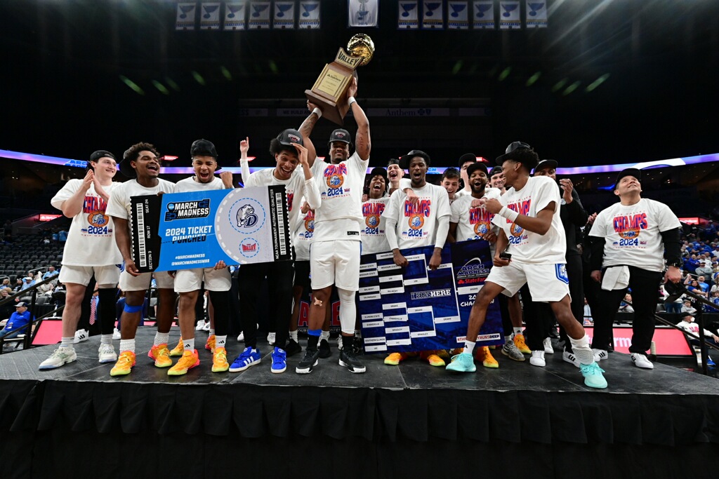 DrakeBulldogsMB's tweet photo. 𝐎𝐮𝐫 𝐌𝐨𝐦𝐞𝐧𝐭

#DrakeALLIN
#DSMHometownTeam https://t.co/6buZgwSeHm