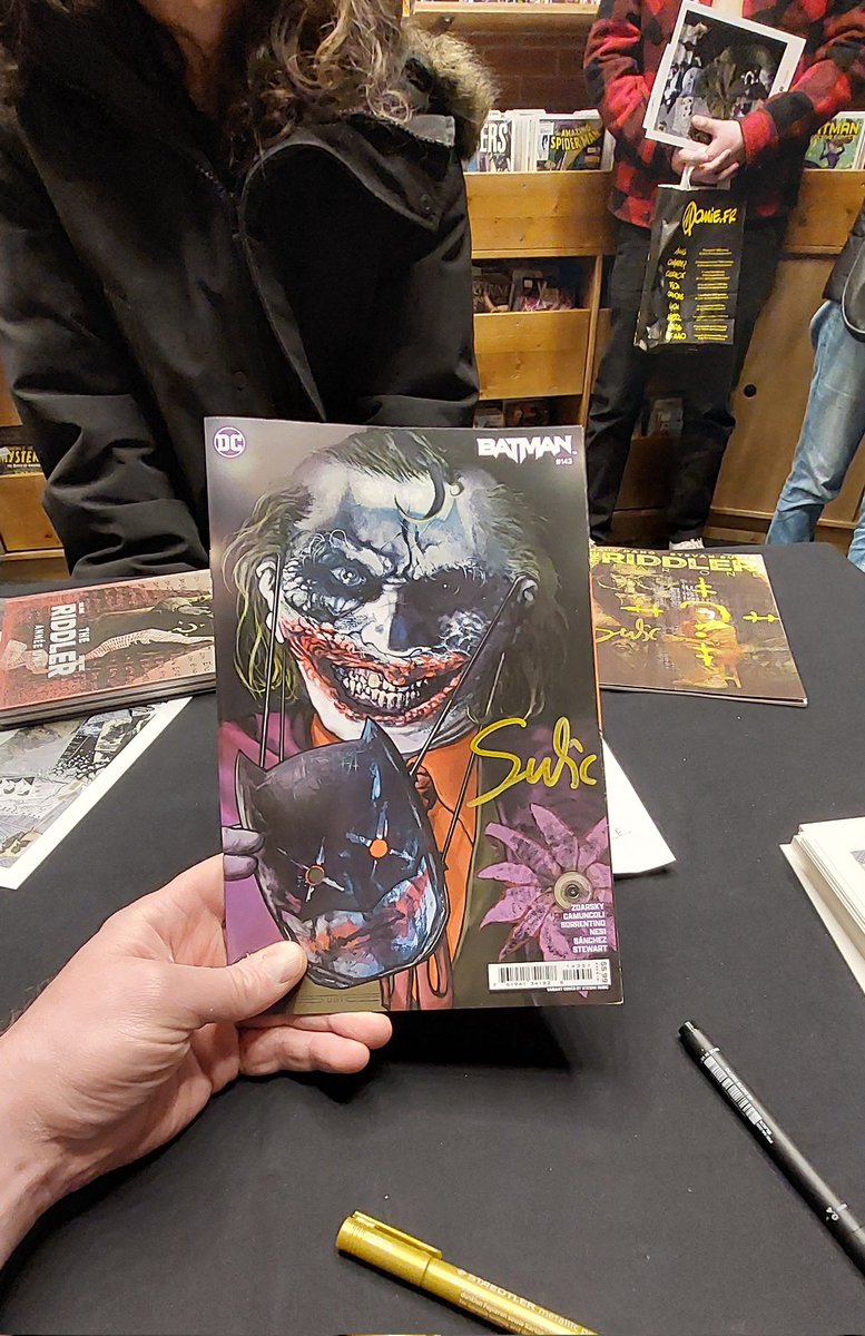 It was published just a few weeks ago & it is sold out as all of the Batman #142, 143 issues are, so I'm Impresed to see it in Paris. Of course, first one of this variant out there with my signature. And to a realy nice & talented lady. 🦇🎈🦇 | #Batman #Joker #StevanSubic