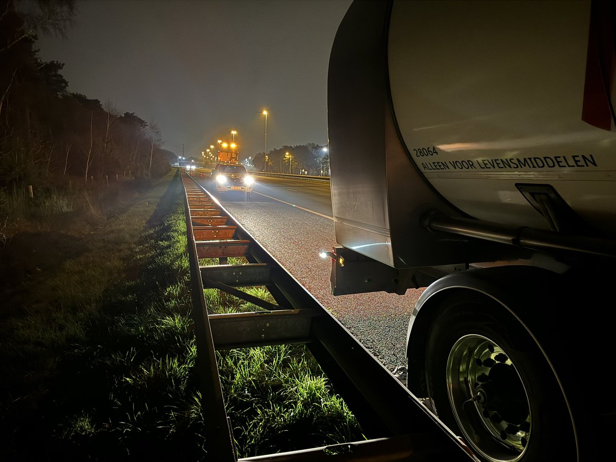 📍#A58 tussen #Best en #Oirschot staat een vrachtwagen met een klapband. Aannemer en bandenservice zijn onderweg. ❌ rechterrijstrook ivm veilige werkruimte. @RWSverkeersinfo