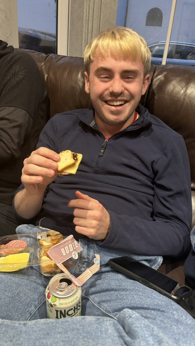 Colli 1-0 erbyn beaver. Ymdrech arwrol gan yr hogie gadel pob dim ar y cae. Gôl shit a Garrin dal yn ordero peint 30 munud mewn. Cam Jenko &gt; Roberston. Neis i weld <a href="/WilBebb/">Wil Bebb</a> wedi paratoi i brechdannau i ysgol yn gynnar heno ar sul y Mamau
Sul y Mamau hapus i holl mamau y GSE 💚💚