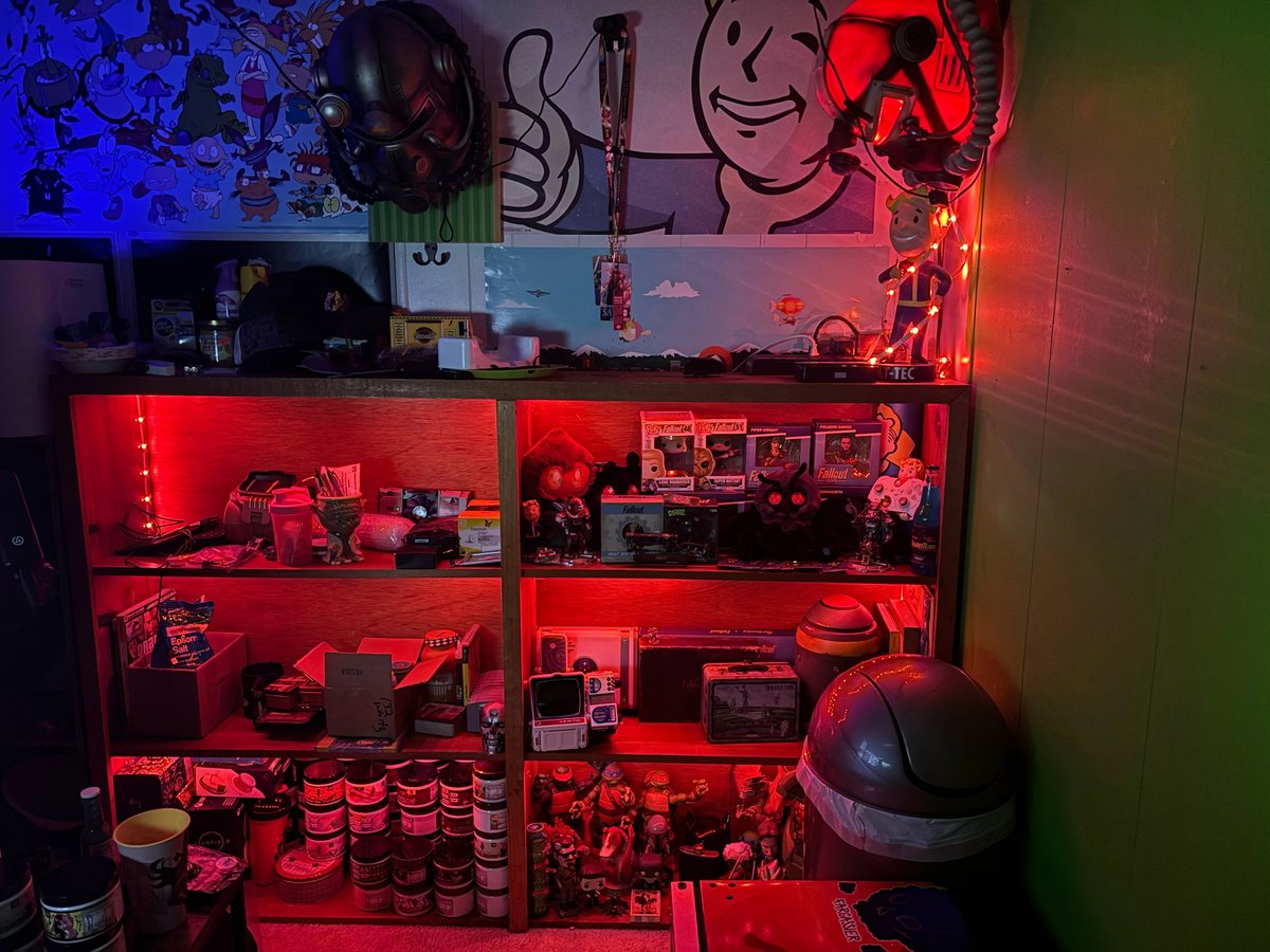 fargassier's tweet photo. No internet for the entire day gave me two choices: free time to edit or to finish a project I have been putting off for sometime. This is now the collection shelf for my @BethesdaGear and more. I see some empty spaces I might need to fix that. Now to edit🤘
#Fallout76 #Fallout https://t.co/YiFhUcC8y0