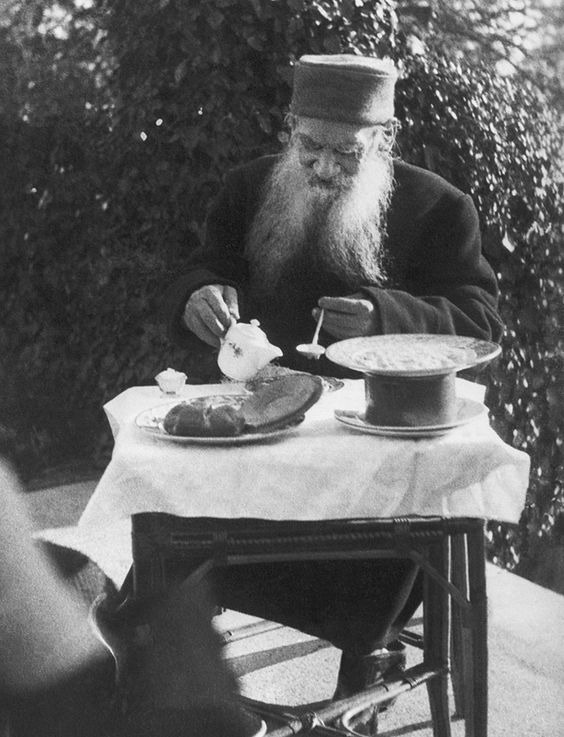 ElArteDeVivir__'s tweet photo. “Es mejor saber algunas cosas buenas y necesarias que muchas cosas inútiles y mediocres.”

- Leo Tolstoy https://t.co/yKKFgR7yGG