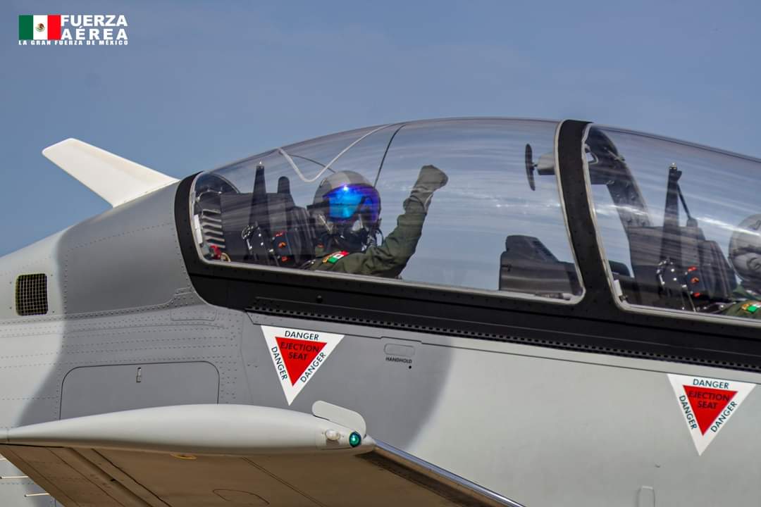 maeroespacial's tweet photo. El Escuadrón Aéreo 402 de la Fuerza Aérea Mexicana volando en Texas, durante el espectáculo aéreo “Fiesta of Flight 2024”. #fiestaofflight2024 #F35DemoTeam #ToraToraTora #randyball #laughlinAFB #extra300 #WingsOfBlue #DarnellRacing #FuerzaAereaMexicana https://t.co/kyFdBO7IOA