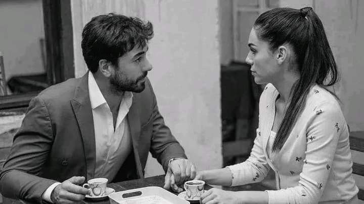 LAlkhby's tweet photo. كَيْفَ حَالُكَ أَيُّهَا الْقَرِيبُ الْبَعِيدُ بَلْ أَقْصِدُ أَيُّهَا النَّبْضُ لِرُوحِي أَمَا زِلْتَ تُذَكُرُنِي أَمْ أَنَّ غُبَارَ الْأَيَّامِ أَخْفَى مَعَالِمِي فِي عَيْنَيْكِ💔🥀 https://t.co/NnWkY57C1c