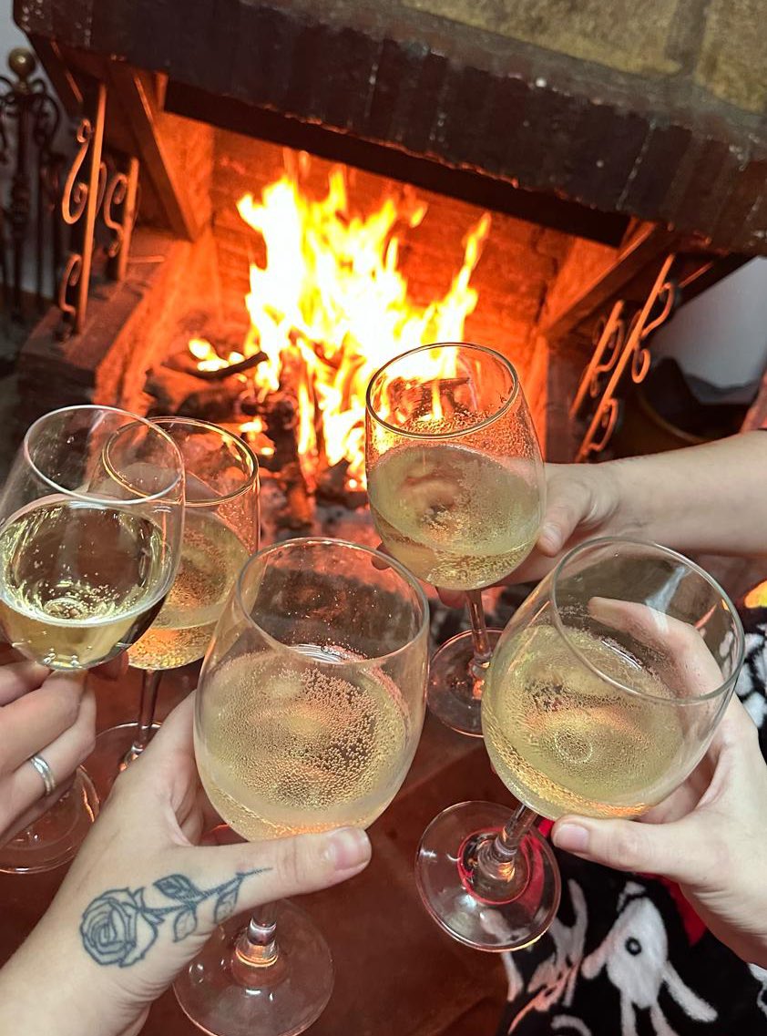 el finde rodeada de mis niñas hablando de la vida con unas copitas de vino y a la vera de la candela .. no pido más