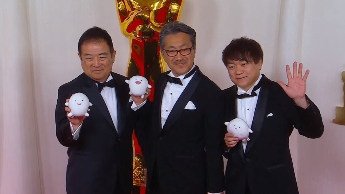 THE BOY AND THE HERON team are on the #Oscars red carpet holding wara wara plushies 🥹