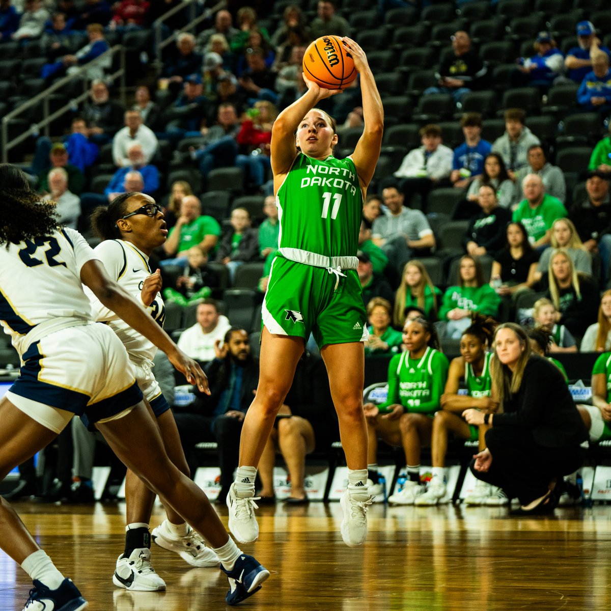 With her last two free throws, Kacie Borowicz moved to No. 3 on the UND all-time scoring list! Congratulations, Kacie! #UNDproud | #LGH