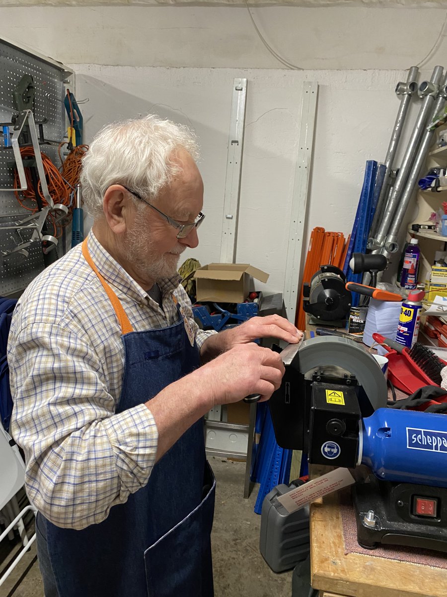 Here's our lovely volunteer Fred showing off his skills with the knife sharpener!
Did you know that you can get your knives and tools sharpened in our shop on Tuesdays?
Book a session on our website and come and see Fred's skills in action for yourself!
shareandrepair.org.uk/repairs/