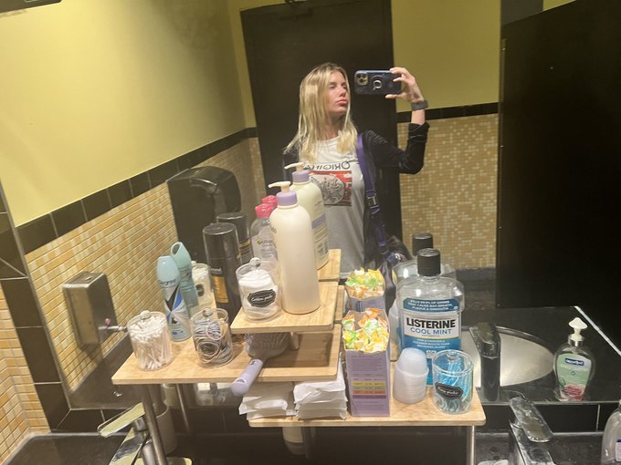 Who else thinks every girls public bathroom should look like this when you walk in https://t.co/dJxi