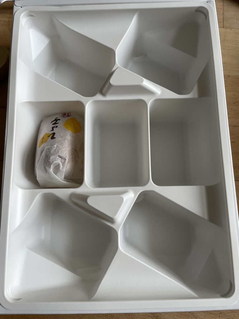 berlinbau's tweet photo. 最近ショックだったこと・・銘菓ひよこ、以前は９個入りでしたよね？同じ箱なのに、斜めに入れて７個入りになっていた。
Mogelpackung（上底包装）😭 https://t.co/S4VZlxkQ41