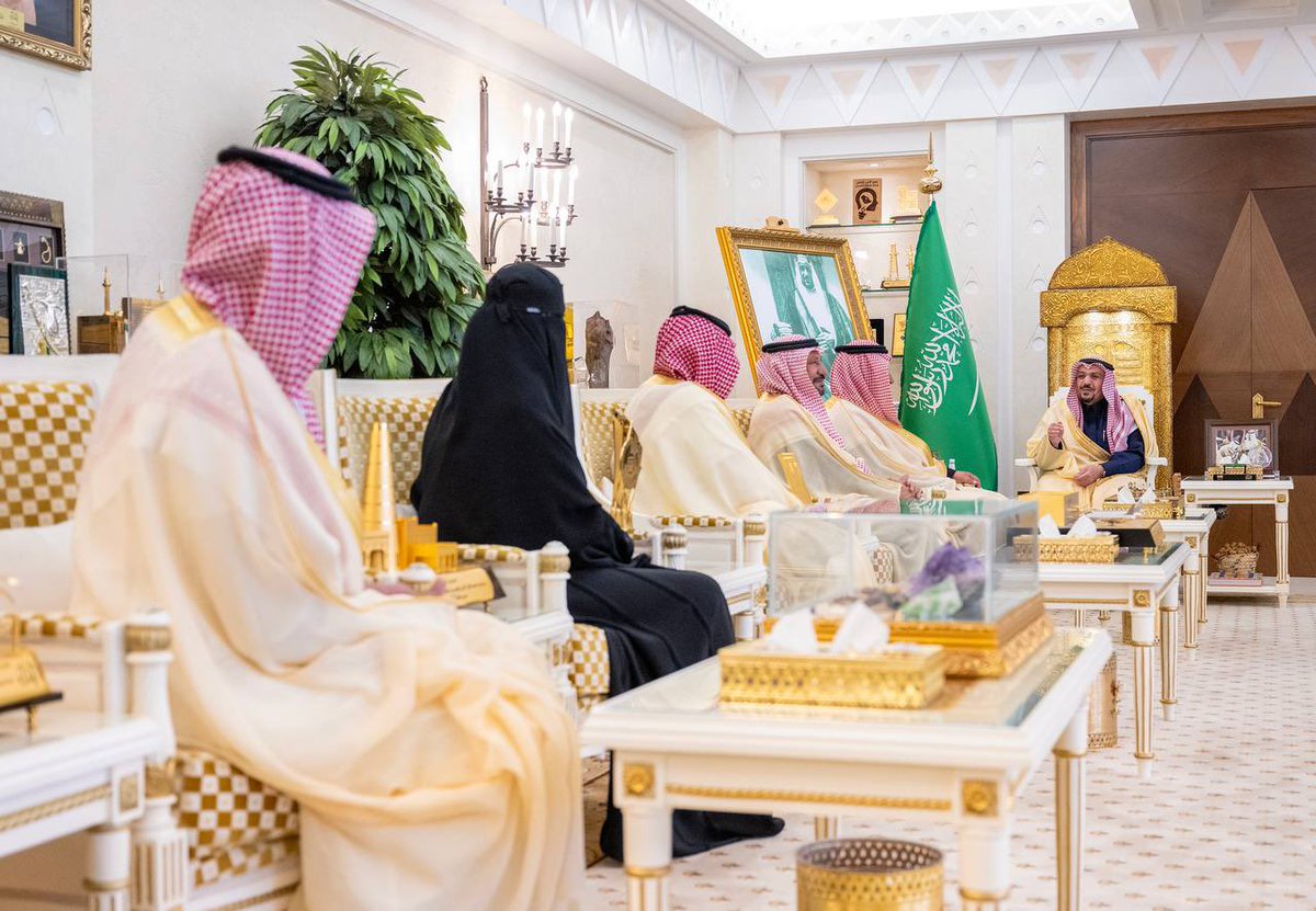 EmarahAlQassim's tweet photo. ضمن حملة جود المناطق في منصة جود الإسكان، الهادفة لتأمين المساكن الملائمة للمواطنين الأشد حاجة بكل يسر وموثوقية ..

سمو #أمير_منطقة_القصيم يدشّن حملة "#جود_القصيم" لتوفير 1171 وحدة سكنية. https://t.co/DaPACqxK1c