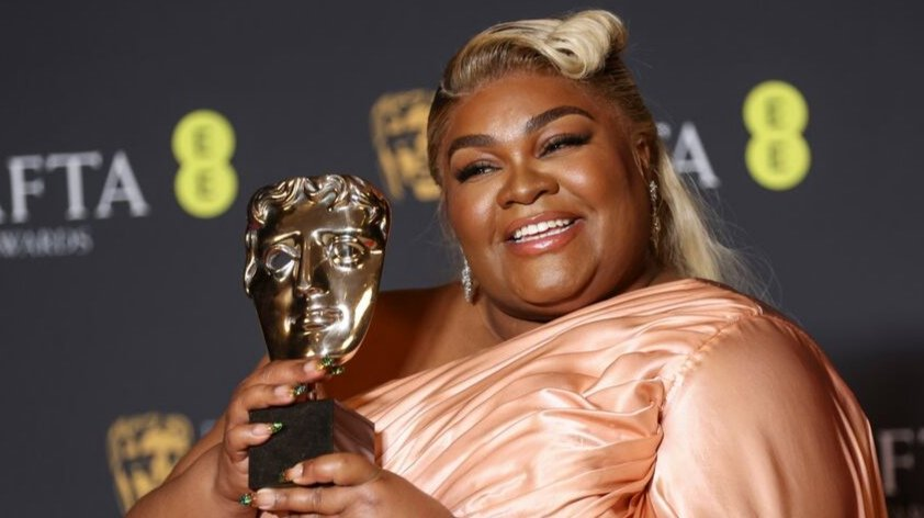 weplash's tweet photo. Da'Vine Joy Randolph arrasó con todo. 

Se llevó el Globo de Oro, el Critic's Choice, el BAFTA, el SAG, el Spirit Award y coronó llevándose el Oscar a Mejor Actriz de Reparto por su rol en THE HOLDOVERS. https://t.co/IpKO1jrcnC