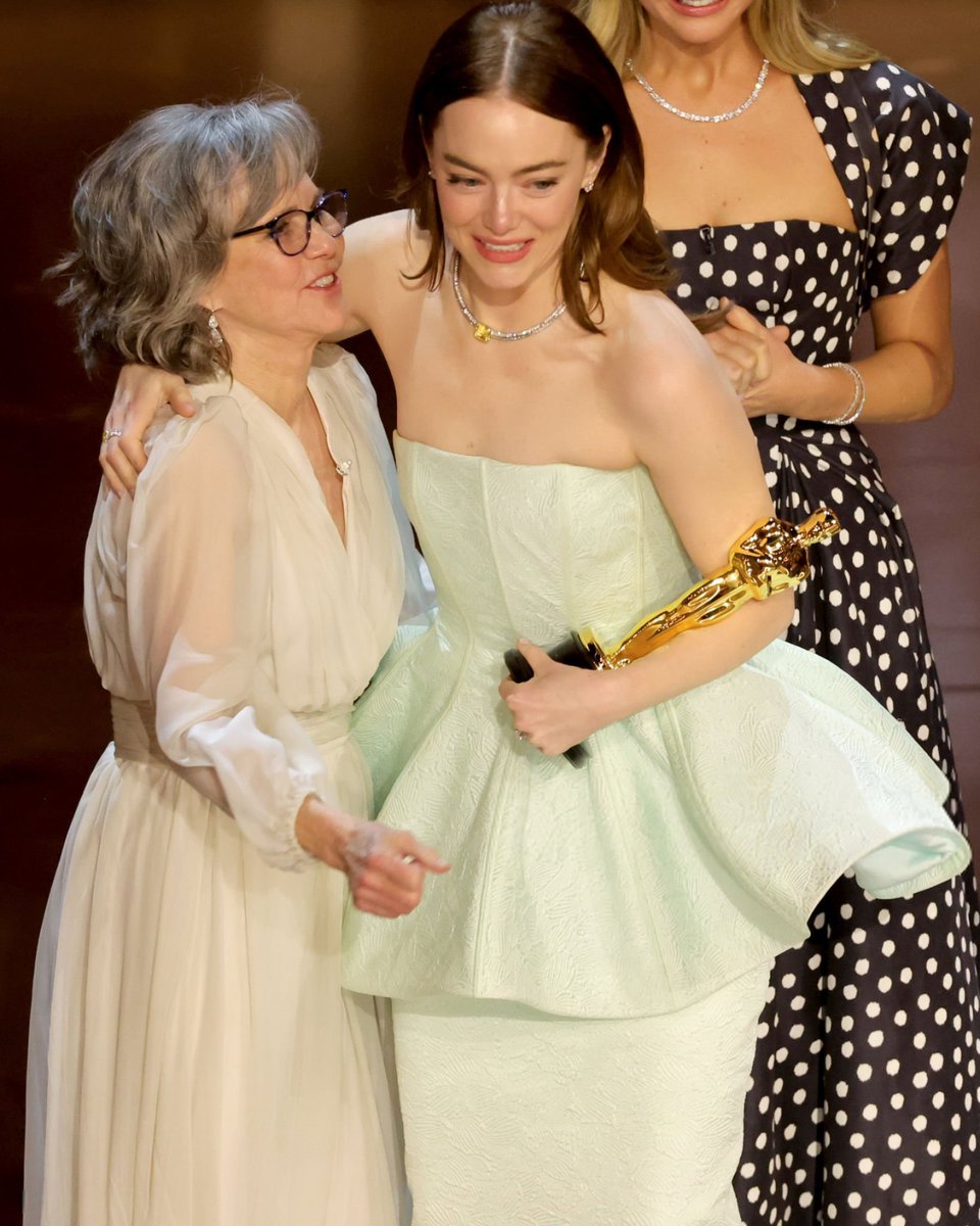 stonebrcom's tweet photo. Reunião de Gwen Stacy e Tia May no palco do #Oscars! ❤️ https://t.co/gZ00aOSj2N