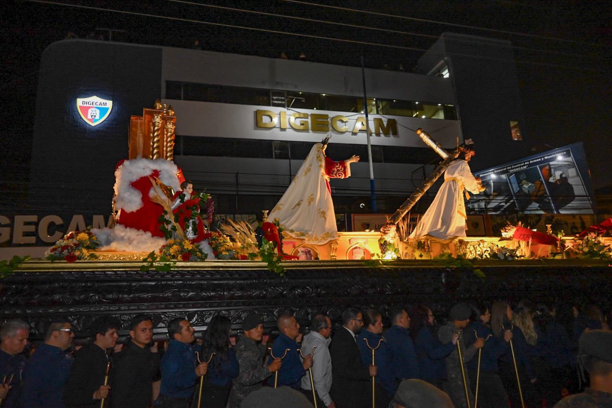 Ejercito_GT's tweet image. #EjércitoGT | Procesión de Jesús Nazareno de la Misericordia y Virgen de Dolores, de la Cuasiparroquia Personal Castrense "San Miguel Arcángel", frente al #DIGECAM. 
#Cuaresma2024
