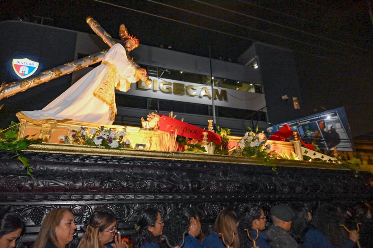 Ejercito_GT's tweet image. #EjércitoGT | Procesión de Jesús Nazareno de la Misericordia y Virgen de Dolores, de la Cuasiparroquia Personal Castrense "San Miguel Arcángel", frente al #DIGECAM. 
#Cuaresma2024