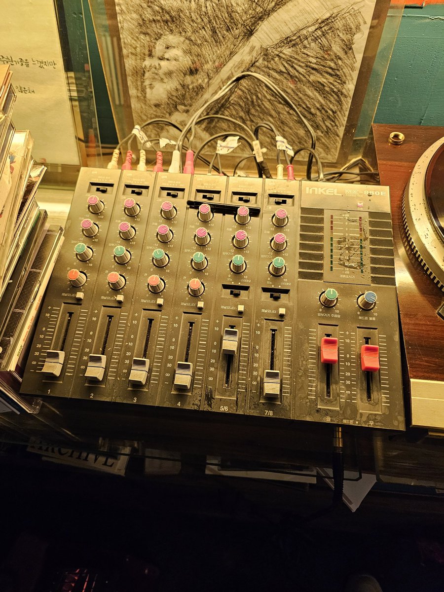 bottomlineplay's tweet image. 이 물건도 30년째 사용중. 이젠 동지가 되었다. 여기저기 느슨해지고 헐거워지고 흔들면 소리도 난다. 접촉불량에 결국 동네 은둔 음향 박사팀 선처로 회생해 왔다. 그래 그런거지모 고쳐쓰며 살다 가는거로!