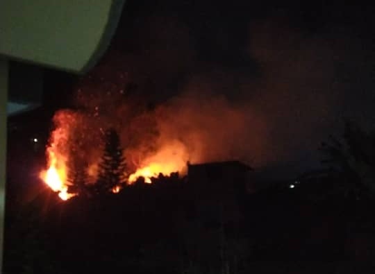 #10Mar  10:30pm Reportan incendio de vegetación de mediana proporción en zona verde adyacente a las Residencias Cristal Club de la Urbanización Las Minas en San Antonio de los Altos