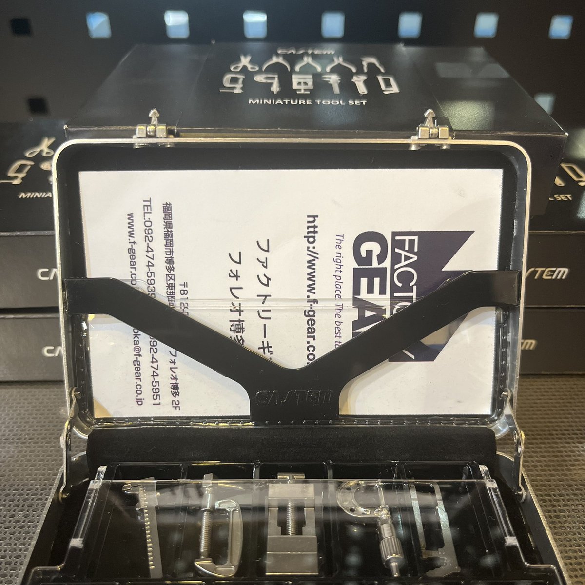FG_HAKATA's tweet image. CASTEM
MINIATURE TOOL SET

外側はミニチュアアタッシュケース
内側には精密に作られたミニチュア工具
非常にリアルに再現されてます！
そして何より、名刺が入れられます…

"ロマンの詰まった名刺入れですね🤫"

 #ファクトリーギア
 #ファクトリーギア博多
 #CASTEM