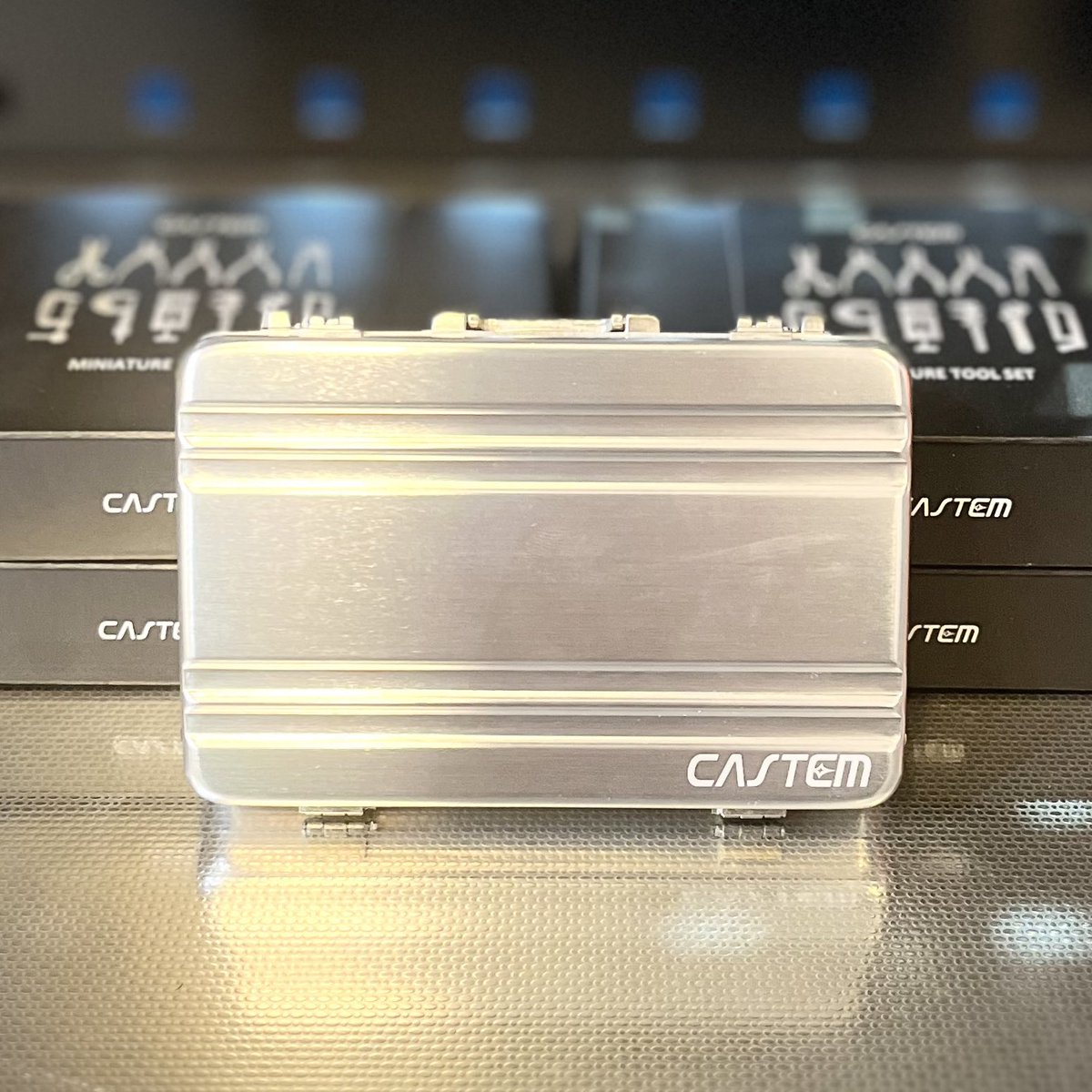 FG_HAKATA's tweet image. CASTEM
MINIATURE TOOL SET

外側はミニチュアアタッシュケース
内側には精密に作られたミニチュア工具
非常にリアルに再現されてます！
そして何より、名刺が入れられます…

"ロマンの詰まった名刺入れですね🤫"

 #ファクトリーギア
 #ファクトリーギア博多
 #CASTEM