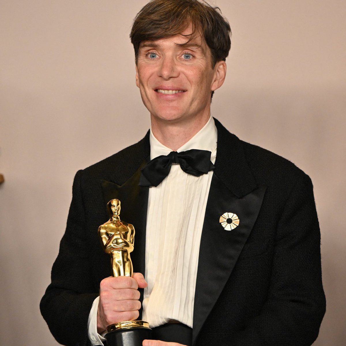 sboficial's tweet photo. Emma Stone e Cillian Murphy com suas estatuetas do #Oscars. https://t.co/GBfa2bPOQI