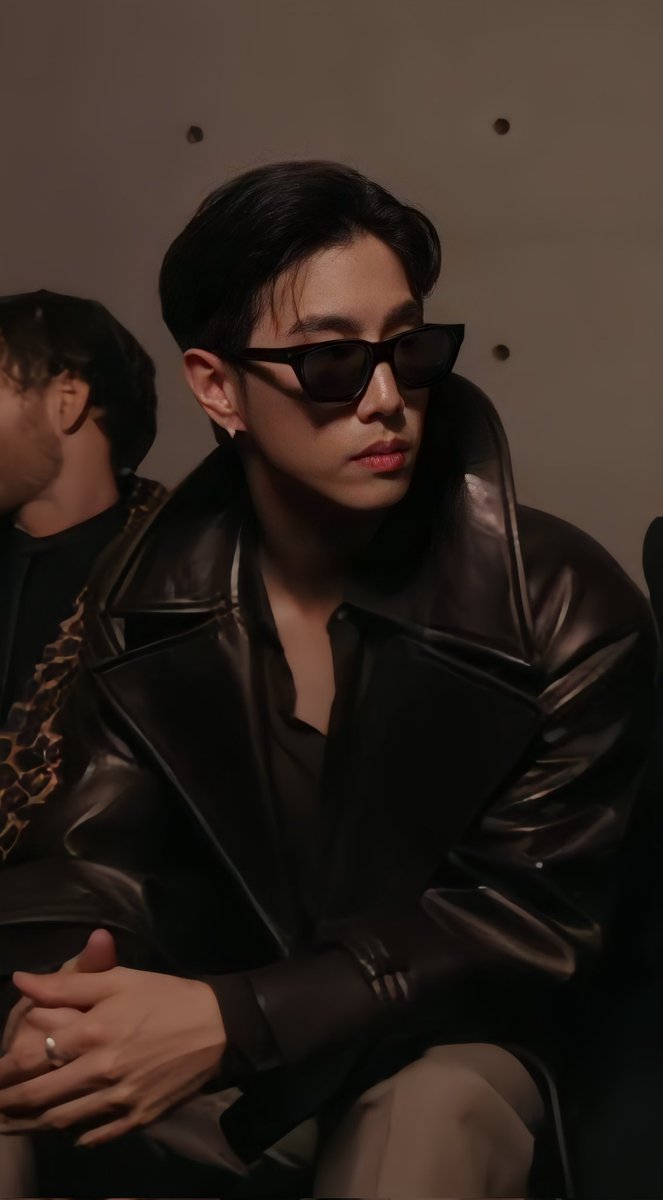 popbu5's tweet photo. หล่อทุกวินาที 
#MarkTuanxYSLWinter24 
#MarkTuan #ParisFashionWeek 
@YSL @marktuan https://t.co/xPS7PISxNy