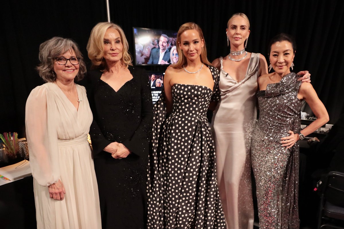 etnow's tweet photo. It's giving Best Actress in a Leading Role. #Oscars https://t.co/YE5QOzT1HG