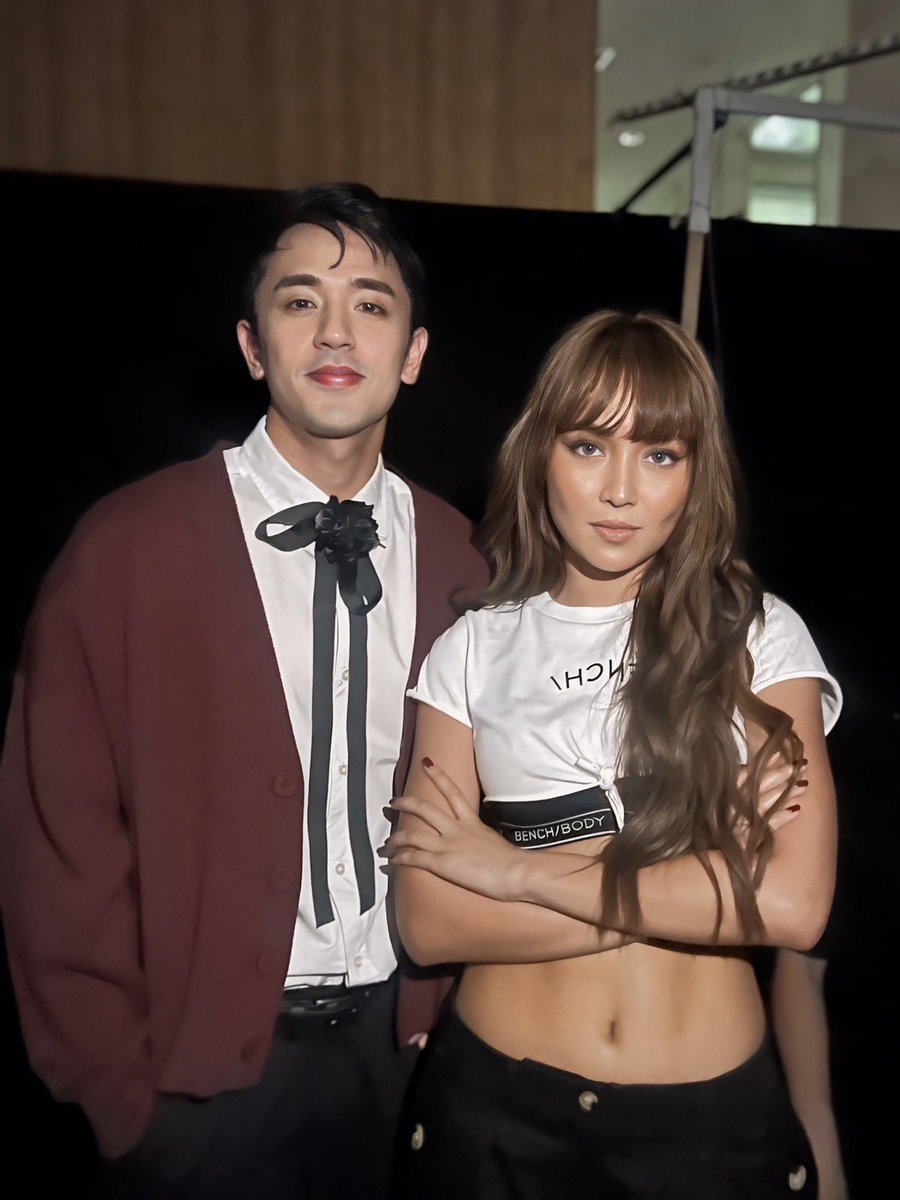 inquirerdotnet's tweet photo. MANIFESTING A PROJECT TOGETHER🌟
LOOK: Kapuso actor David Licauco poses for photos with Kapamilya star Kathryn Bernardo backstage at a fashion show. | 📷: Sparkle GMA Artist Center via Mady Guevara, https://t.co/E0yNJSWXKw trainee
For more entertainment stories, visit https://t.co/ekqey0CkGU