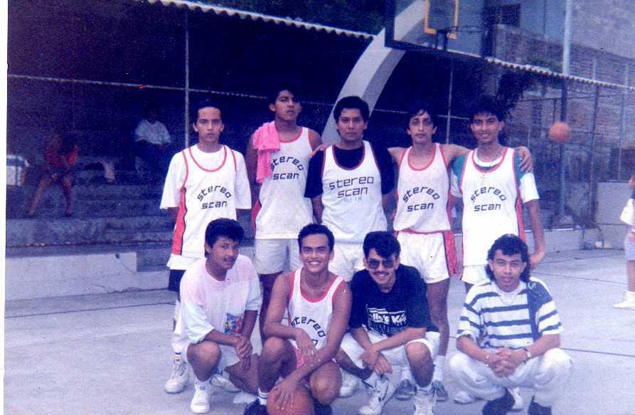 AÑO APROXIMADO 1994.
EQUIPO DE BASQUETBOL CONFORMADO POR LOS JÓVENES LOCUTORES DE LA STEREO SCAN, 96.1 FM "LA ORIGINAL"