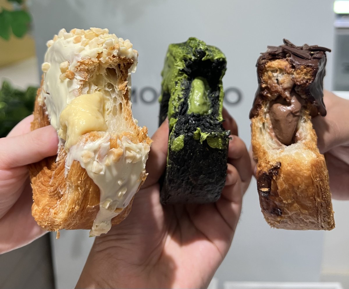 พูดได้เต็มปากเลยว่าขนมแบรนด์ MOO YOO เดอะเบสไม่ทำให้ผิดหวังเลยจริงๆ คุ้มค่าทุกบาทที่จ่ายไปคุณภาพดีมากกก ล่าสุดออกเมนู Tembering ทำถึงจริงกรอบนุ่มกัดเข้าไปไส้ทะลักออกมาเยอะมากกก ขายเอาสังคมหรอเวอร์เกินนนน ไปกินกับเพื่อนแล้วอยากบอกต่อเลยโคตรอร่อย 3000% 🤤💖🥐